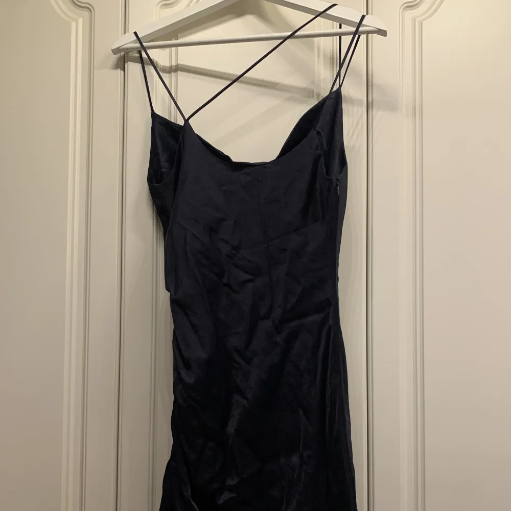 Asymmetrisk klänning från Zara. Endast testad. Skriv för mer bilder :). Klänningar.