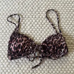 En Bikinitopp med leopardmönster