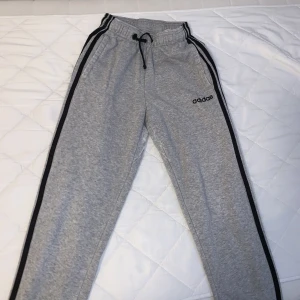 Adidasbyxor  - Byxan går att använda men är inte i så bra skick. Sytt byxan vid ett tillfälle. Inga hål någon annanstans. För små för mig. 
