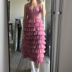 Superfin långklänning  - Från Gina, köpt för 4 år sen men bara använd 1-2 gånger. Strl 38 men passar 38/40