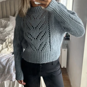 Stickad tröja  - Jätte fin stickad tröja som inte kommer till användning! 🤍