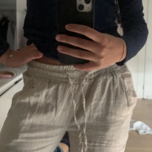 LINNEBYXOR  - Knappt använda då jag precis har köpt dom, lågmidjade och långa i längden🩷