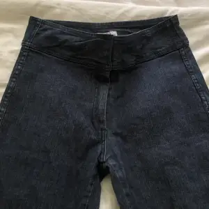 Gamla jeans från Lindex i riktigt fint skick. 70-tals modell. Innerbenslängd ca 72cm. Midjemått ca 68cm. Vikt ca 440g.