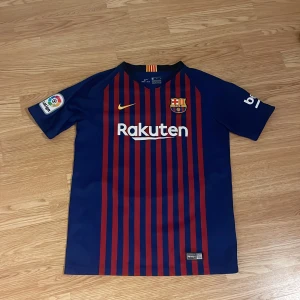 Fotbolls T-shirt  - En fin Barcelona träningströja i sjukt bra skick, knappt använd. Messi på ryggen!💕Det står stl XL på tröjan men sitter perfekt för mig som brukar ha S!💕