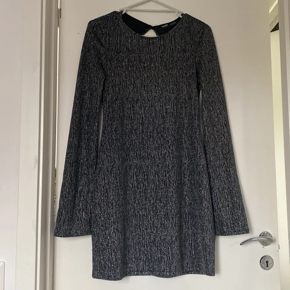 Hej!! jag säljer den här pull & bear nightout collection klänningen, jag köpte den ganska nyligen har använt den 1 gång. Den är sjukt fin på men har valt och sälja den för den inte går till användning den hänger bara vid alla mina kläder. . Klänningar.