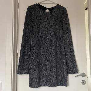 Hej!! jag säljer den här pull & bear nightout collection klänningen, jag köpte den ganska nyligen har använt den 1 gång. Den är sjukt fin på men har valt och sälja den för den inte går till användning den hänger bara vid alla mina kläder. 