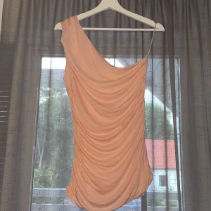 Rosa One shoulder topp ifrån H&M💕 - Jätte fin topp💕 Köparen står för frakt🥰 Färgen på bilden är ej helt rätt.  Toppen lutar sig mera åt Lax rosa hållet🥰 