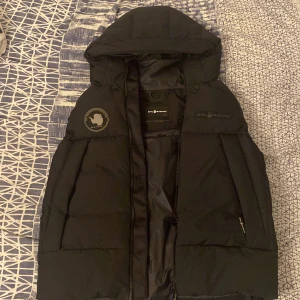 Sail racing väst - Väst perfekt till hösten och vintern, Storlek M och är bara använd ett fåtal gånger. Original pris 3600kr
