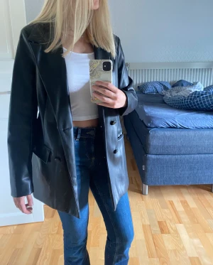 Läder/Skin blazer - Säljer denna lite oversized blazer i fake läder/skin som endast är använd ett fåtal gånger. Jättefin men kommer tyvärr inte till användning. Skriv gärna vid frågor eller för fler bilder🥰