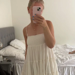 Vit klänning - Säljer nu denna trendiga vita klänningen från zara. Har samma i svart så är man intresserad så kan man få båda för billigare. Kontakta mig om de är intresserad av en eller båda. Säljer pga lite användning.