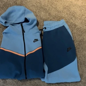 Nike tech fleece  - Nike tech fleece dress i storlek M Skick 9/10 Hela dressen för 1000kr