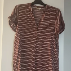 Röd tunika/klänning - Fin sparsamt använd klänning/tunika i rött med vitt mönster. 