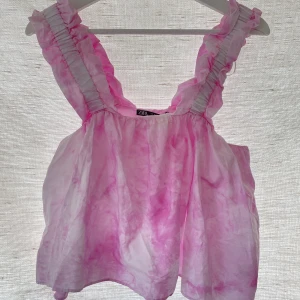 Topp - Säljer denna rosa topp från zara som är oanvänd🌸skriv för fler bilder! 
