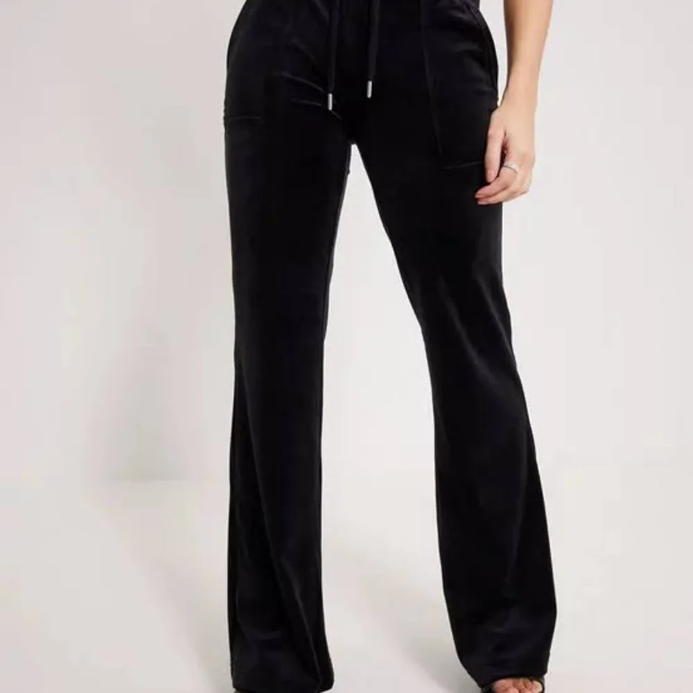 Hej jag säljer ett par juicy svarta juicy couture byxor med fickor. Jag är 165 cm och jag gillar att ja de highwaist så byxorna börjar bli för korta för det. I dm så kan vi diskutera priset! Skriv i dm ifall ni är intresserade osv.. Jeans & Byxor.