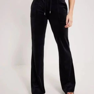 Säljer svarta juicy byxor - Hej jag säljer ett par juicy svarta juicy couture byxor med fickor. Jag är 165 cm och jag gillar att ja de highwaist så byxorna börjar bli för korta för det. I dm så kan vi diskutera priset! Skriv i dm ifall ni är intresserade osv.