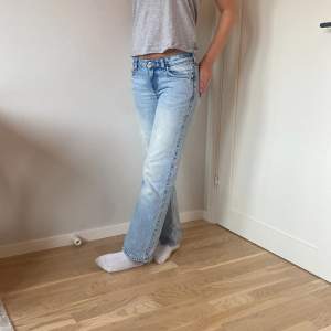 Säljer dessa suuupersnygga lågmidjade jeans från weekday i modellen Arrow 💜💜💜 vid intresse: skriv för fler bilder😇 orginalpris: 500kr💌 jeansen är i nyskick!!!!💕