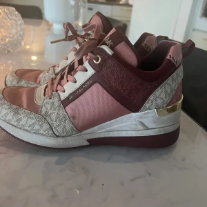 michael kors skor - Lite använda, några små fläckar som går att putsa bort. 