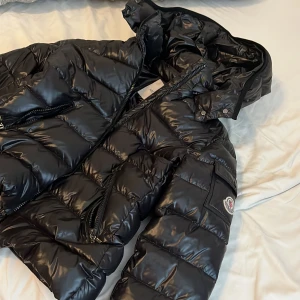 Moncler - Jackan är i jättebra skick och är i storlek 12/152cm. Funkar på mig som är normalt i storlek xs. Kvitto och box finns. Jackan är äkta och köpt på hemsidan. Priset kan diskuteras. Modellen heter bady. Vill inte byta ut jackan mot någon annan jacka.