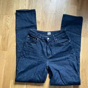 Högmidjade raka jeans i stl 27/32. Aldrig använda. Kan diskutera pris. Tveka inte på att skriva angående frågor!!