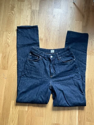 Toteme jeans - Högmidjade raka jeans i stl 27/32. Aldrig använda. Kan diskutera pris. Tveka inte på att skriva angående frågor!!