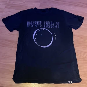 Diesel - Köpte den på diesels hemsida knappt använd har piercing längst ner på tröjan och metal design på magen 