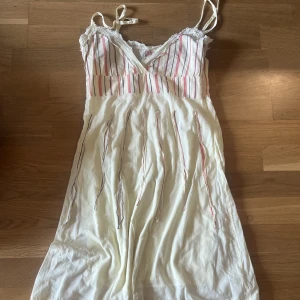 Vintage Y2k sommarklänning - Säljer denna supersöta sommarklänning då den är för liten för mig.  100% bomull