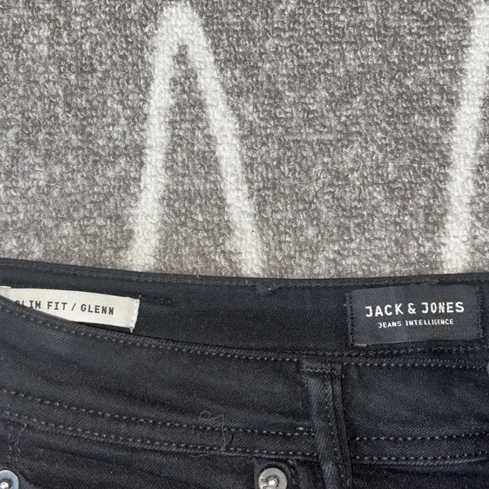 Säljer mina svarta Jack and Jones jeans för att dom inte passar mig längre, varit skinny men klippte upp dom lite längst ner så det blev en slits, så dom är fina. . Jeans & Byxor.