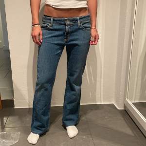 Vintage Levi’s jeans, bootcut. 42 cm rakt över midjan och 69 i innerbenslängd 