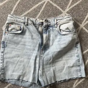 Säljer mina klippa shorts från Gina tricot. Dom var vanliga jeans från början men sen klippte jag dom till shorts o då blev dom försmå för mig. 