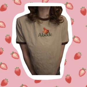 T-shirt med tryck - Gullig T-shirt med groda på.  Storlek M Skriv om du frågor om passform/annat! 