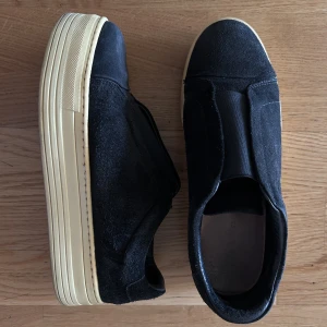 Platåskor AllSaints - Sååå snygga och sköna platåskor i svart mocka från AllSaints. Använda men inga defekter. Storlek 38 men upplever att dom funkar fint som 39 också. 