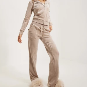 Juicy set  - Säljer byxorna och hoodien för billigt pris tillsammans  1 månad gammal  Storlek M 