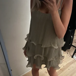 Volang klänning hm - Hejjj, säljer min jätte fina eftertraktade klänning ifrån h&m. Jätte fin och perfekt nu till sommaren. Bara att komma privat om man har frågor💗 Köparen står för frakt. Typ brun, beige färg