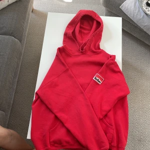 Marlboro hoodie 90’s - Marlboro röd hoodie 90’s. Inga flaws förutom nopprig på insidan av tröjan.   För att vara över 30 år gammal är den i utmärkt skick 8/10.  Storlek: L För referns är jag 182cm lång och väger 75  