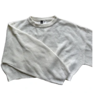 stickad tröja - supermysig stickad tröja i en krämvit färg🤍🤍