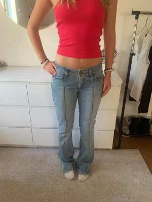 Lågmidjade jeans - Så snygga Lågmidjade jeans! Storlek 36 men ganska små i storleken så passar en 34 också💓 Midjemått: 35cm tvärs över. Innerbenslängd:80cm. Hon på bilden är 165cm ⭐️