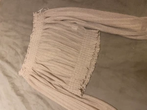Rosa glittrig tröja - Superfin off shoulder tröja storlek L står de men jag skulle vela säga m/s
