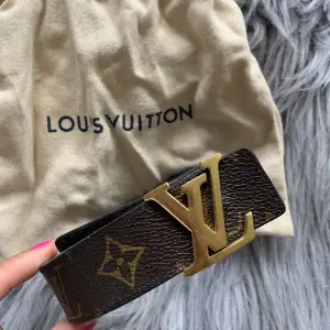 Äkta bälte från Louis Vuitton. Tillkommer dustbag. Nypris idag runt 5500kr. Köpt i Louis Vuitton butik, Stockholm. Kvitto/äkthetsbevis finns. Funkar bra att använda på båda sidorna (svart sida eller ”mönstrad” sida). Använd fåtal gånger