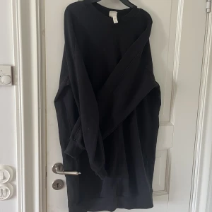 Svart klänning  - Svart sweatshirt klänning från hm!!