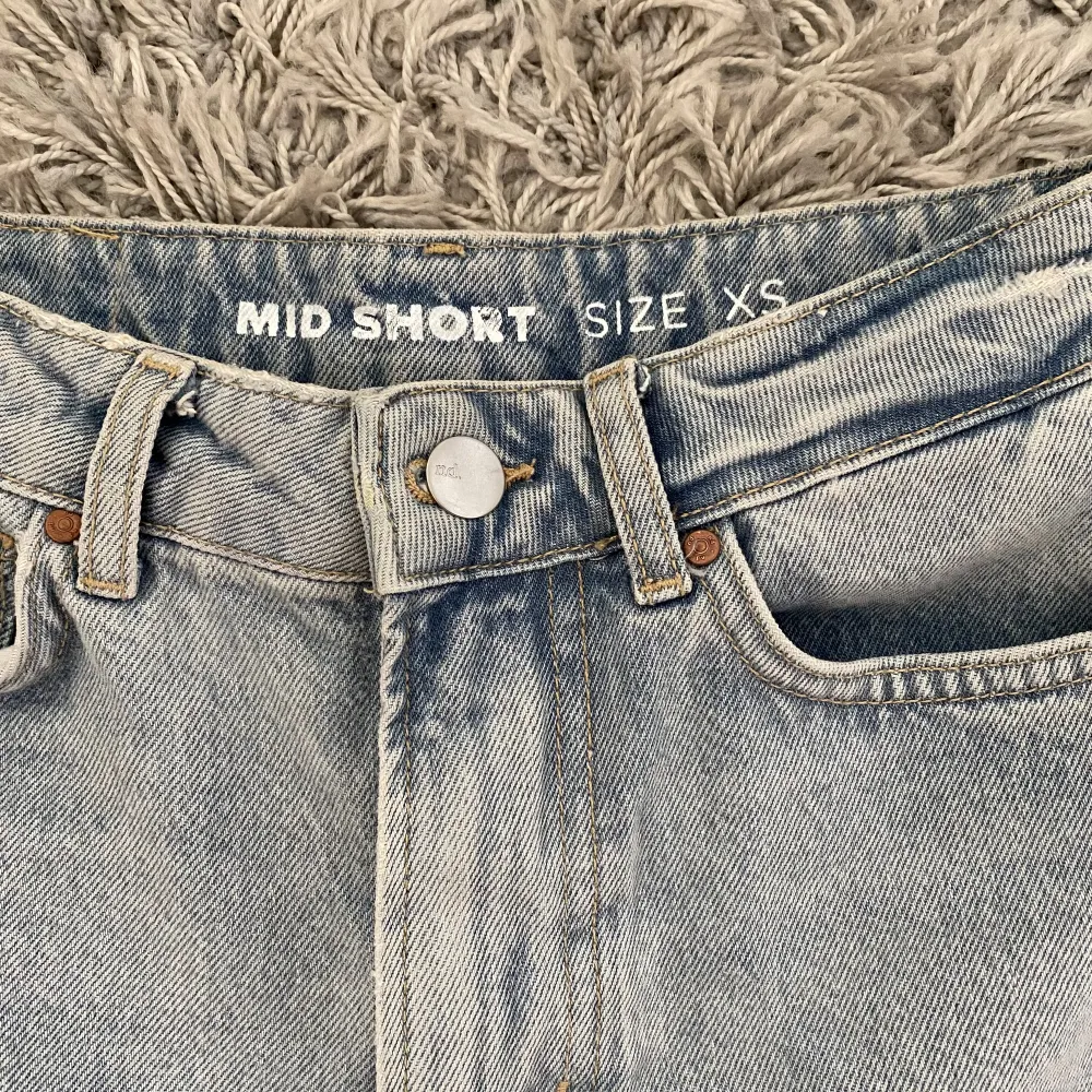 Oanvända jeansshorts från BikBok ☀️ köpta förra sommaren men är nu för små. Köpta för 399kr ☀️. Shorts.
