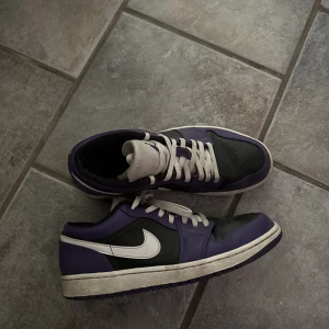 Jordan 1 low court purple black - Storlek 42. Haft skorna ett bra tag, på senare tid inte kommit till användning.  Tycker att dem fortfarande ser fina ut.