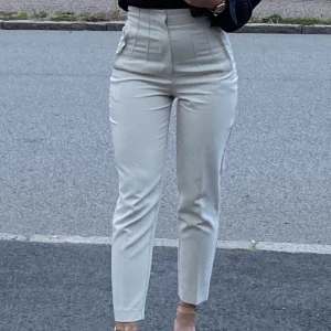 Kända kostymbyxor från zara  - Kända kostymbyxor från Zara, varit virala på bla. Tiktok pga sin kroppsformande modell. Färgen beige och storlek xs. Endast använda fåtal gånger. Säljer pga att de ej passar mig mer.
