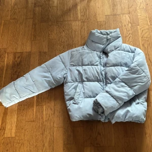 Jacka  - En jacka i storlek XS har lite fläckar och sånt på vissa ställen kommer från lager 157