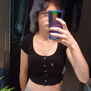 Crop top från ginatricot - Topp från gina tricot, ut töjningsbart. Priset kan diskuteras. Inga defekter. Mysig o ha på sig