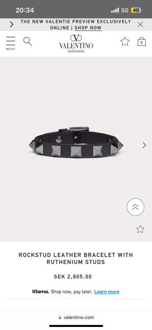 Valentino armband  - Säljer mitt valentino armband i färgen noir, köptes förra året i marbella men har knappt använts sen dess. Eftersom jag är missnöjd  med färgen. Nypris 2800kr