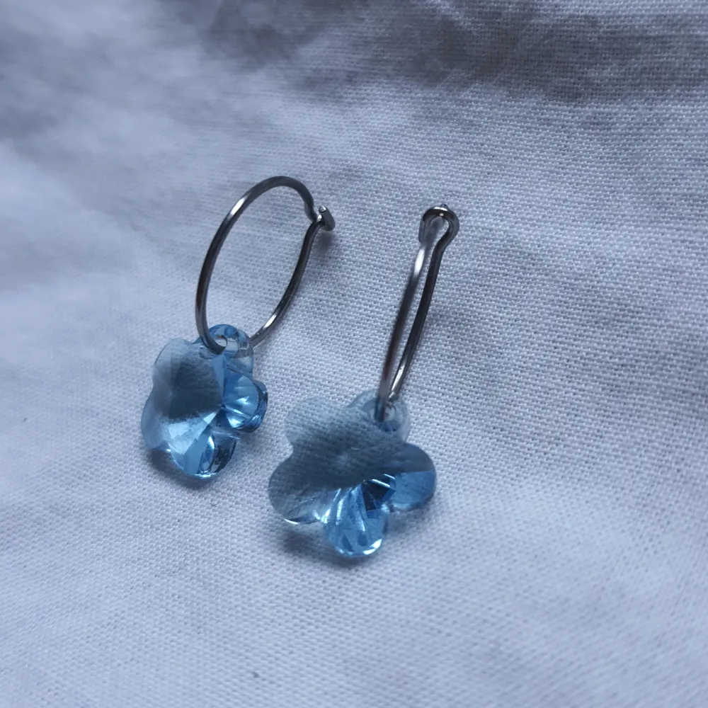 Jättesöta örhängen med blåa blommor, köpt i riktig örhängesbutik, alltså inget dåligt material, vet dock inte om det är silver. Accessoarer.