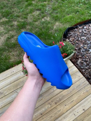 Yeezy slide Azure🔥 - Strl: EU 44,5 US 10 Helt nya Yeezy slides Azure från adidas CONFIRMED.  Cond:10/10 Digitalt kvitto ✅ Box✅ Köparen står för frakten 🚚  Bara skriv om du har några frågor eller funderingar.