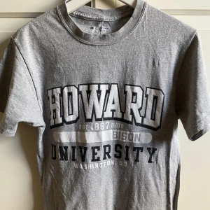 Vintage champion tröja  - En grå vintage t-shirt från champion. Hör av dig vid frågor eller funderingar!