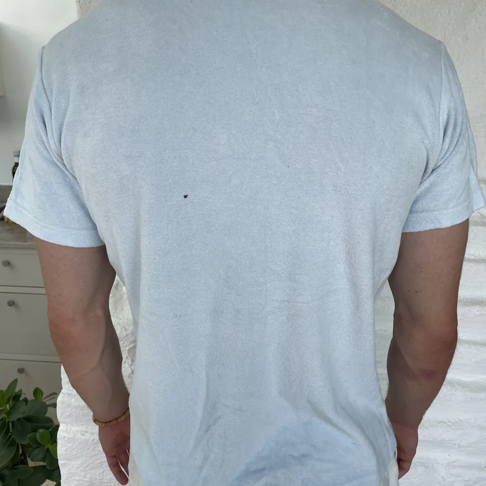 Jätteskön towelling tshirt med krage i en jättefin färg från Arket. Dock är det ett mindre hål på ryggen därav säljer jag den billigt. Nypris 590 kr.. T-shirts.