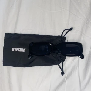 Solglasögon  - Svart solglasögon från weekday. Nypris 350. Använder aldrig de då säljer det nu. Glajjorna är i absolut nyskick. 